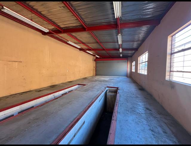 180M² WAREHOUSE TO LET IN FONTAINEBLEAU